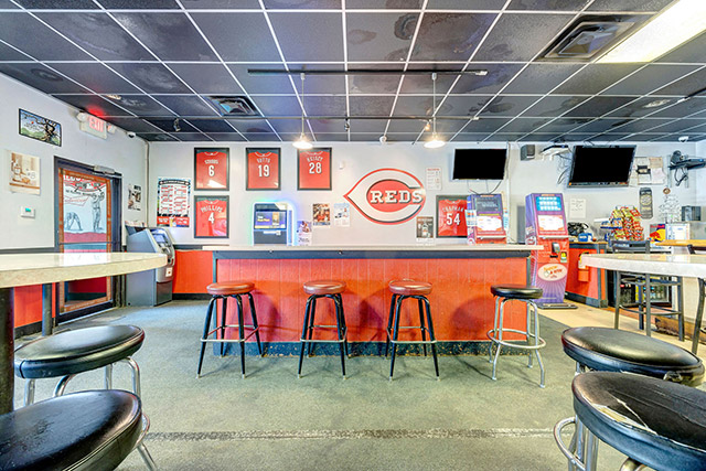 kennys-bar